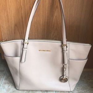 Michael Kors Jet Set Tote in the color Oyster